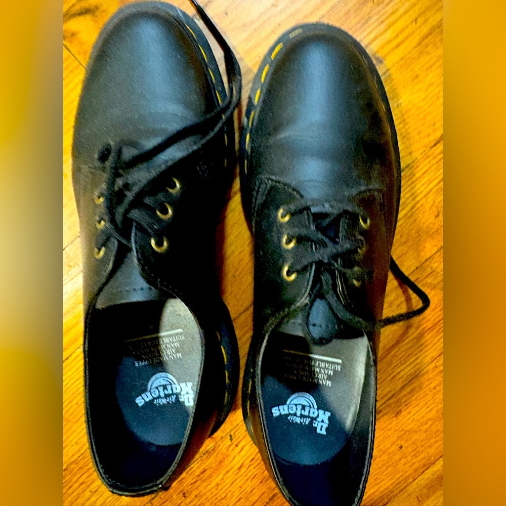 Dr. Martens Black Leather Women’s Shoes - excellent condition - size 7.5